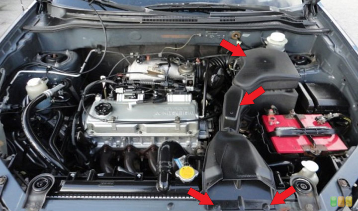 Расположение корпуса и патрубка воздушного фильтра двигателя Mitsubishi Outlander I