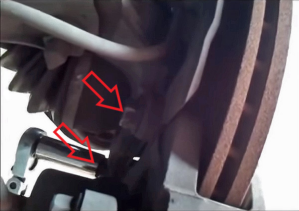 Болты крепления скобы суппорта переднего тормозного механизма Mitsubishi Outlander I 2003 - 2008