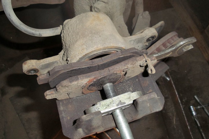 Вдавливание поршня тормозного суппорта Mitsubishi Outlander I 2003 - 2008