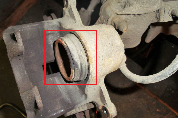Вышедший на всю высоту поршень суппорта тормозного механизма Mitsubishi Outlander I 2003 - 2008