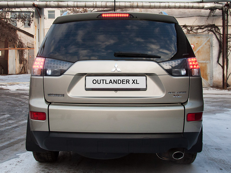Включенные лампы стоп-сигнала и заднего габаритного огня Mitsubishi Outlander XL