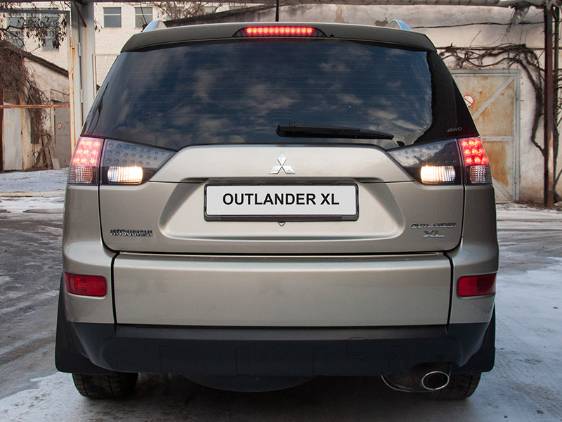 Включены лампы света заднего хода Mitsubishi Outlander XL