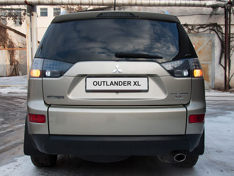 Включены лампы задних указателей поворота Mitsubishi Outlander XL