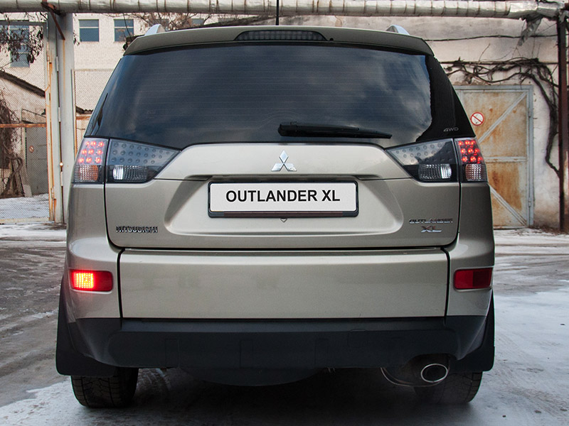 Включенная лампа заднего противотуманного фонаря Mitsubishi Outlander XL