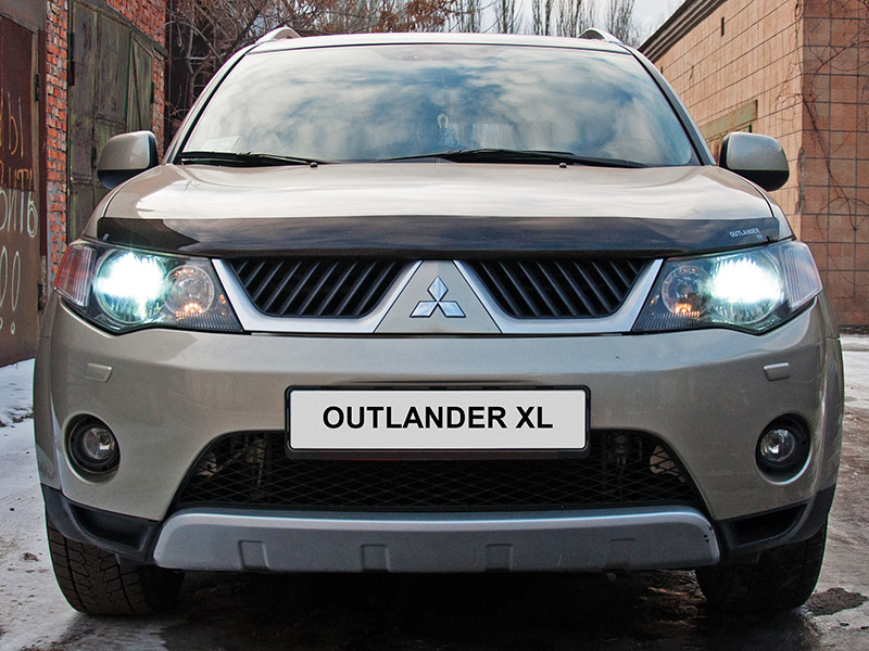 Включенные лампы ближнего света Mitsubishi Outlander XL