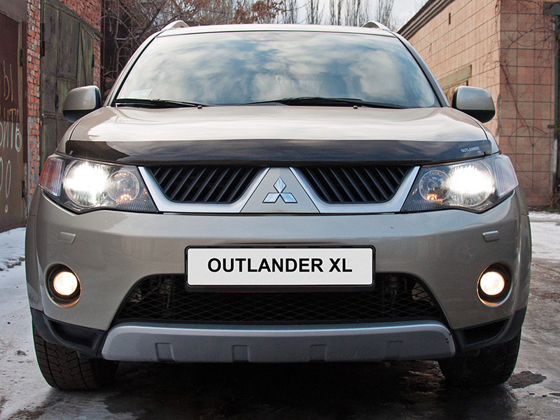 Включены передние противотуманные лампы Mitsubishi Outlander XL
