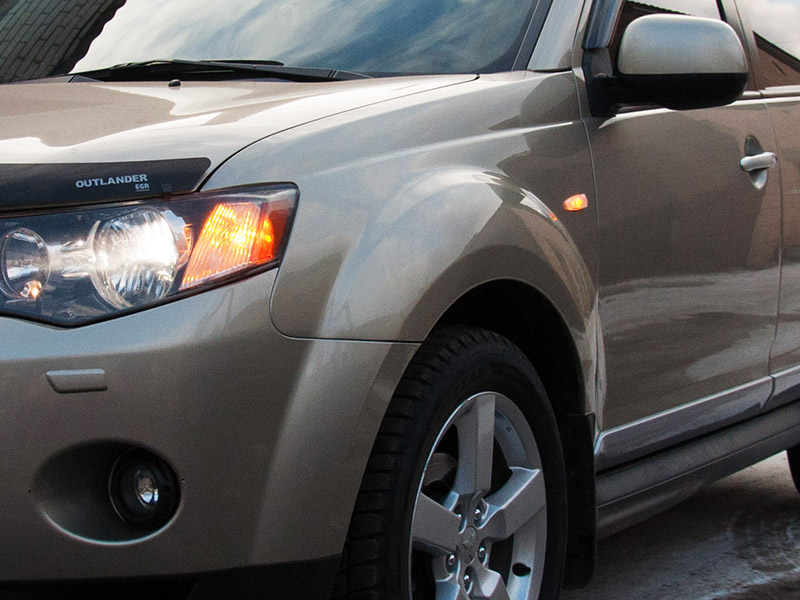 Включенная лампа бокового повторителя указателя поворота Mitsubishi Outlander XL