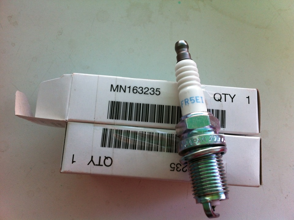 Свеча зажигания MN163235 для двигателя 4B12 Mitsubishi Outlander XL