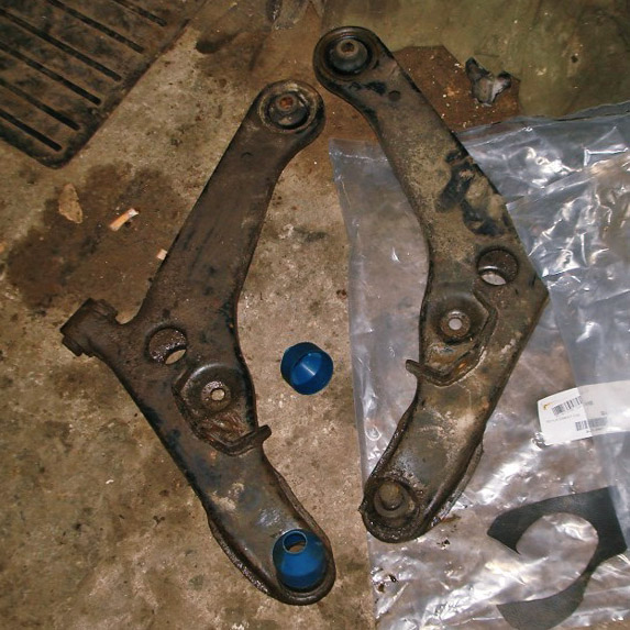 Снятые нижние передние рычаги подвески Mitsubishi Outlander I 2003 - 2008