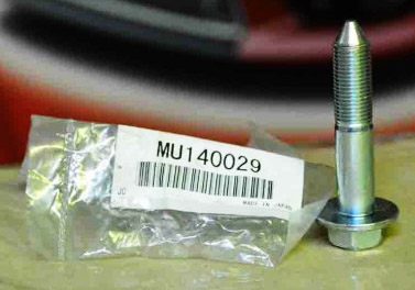 Болт MU140029, MU000467 крепления рычага/шаровой опоры Mitsubishi Outlander I 2003 - 2008