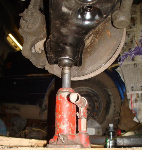 Поддомкрачивание переднего нижнего рычага подвески Mitsubishi Outlander I 2003 - 2008