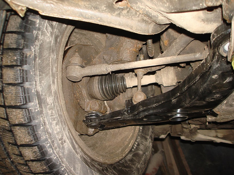 Установленный новый нижний передний рычаг Mitsubishi Outlander I 2003 - 2008