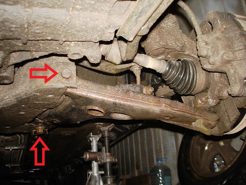 Расположение болтов крепления переднего нижнего рычага подвески Mitsubishi Outlander I 2003 - 2008