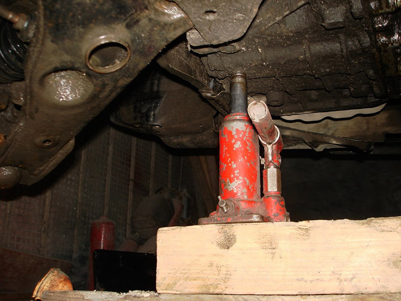 Поддомкрачивание корпуса АКПП Mitsubishi Outlander I 2003 - 2008