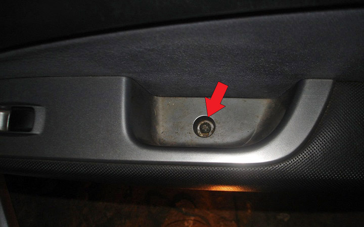Крепление обшивки в ручке передней двери Mitsubishi Outlander I 2003 - 2008