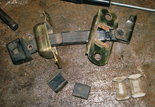 Разборка ограничителя открывания дверей Mitsubishi Outlander I 2003 - 2008