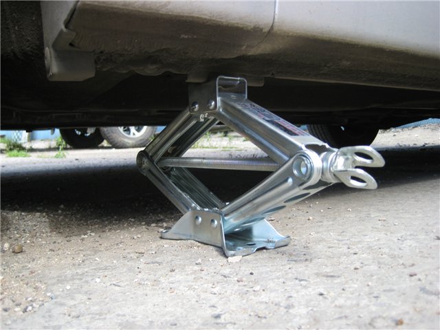 Приподнятый домкратом автомобиль Chevrolet Lanos