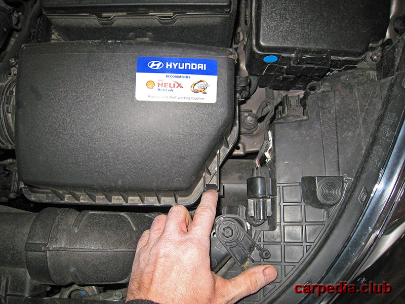 Передний фиксатор крышки воздушного фильтра Hyundai Elantra MD