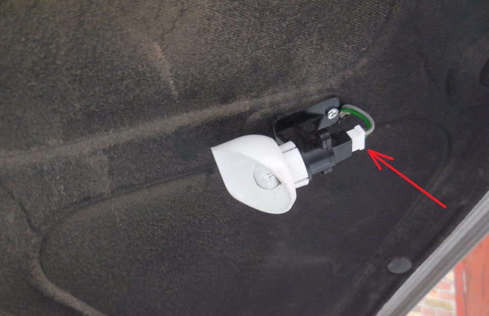 Размещение колодки жгута проводов подкапотной лампы Chevrolet Niva