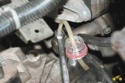 Откройте клапан прокачки для выпуска воздуха из системы Chevrolet Niva