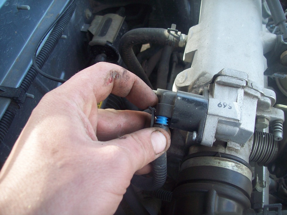 Отсоединение колодки жгута проводов от регулятора Chevrolet Lanos