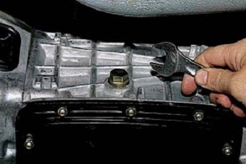 Отворачиваем пробку заливного отверстия коробки передач Chevrolet Niva