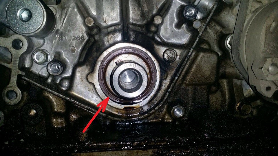 Размещение неисправного переднего сальника коленчатого вала двигателя 6B31 Mitsubishi Outlander XL
