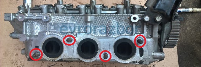 Размещение шпилек крепления заднего выпускного коллектора к головке блока цилиндров двигателя 6B31 Mitsubishi Outlander XL