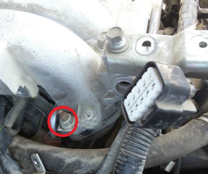 Размещение гайки крепления левой части впускного коллектора двигателя 6B31 Mitsubishi Outlander XL