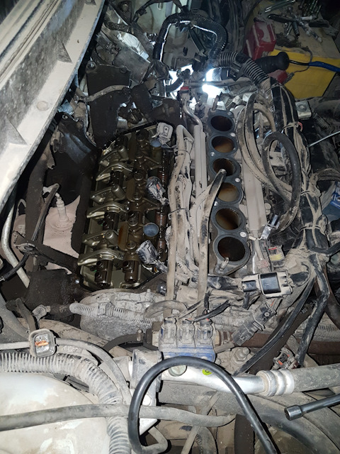 Снятая правая крышка головки блока цилиндров двигателя 6B31 Mitsubishi Outlander XL
