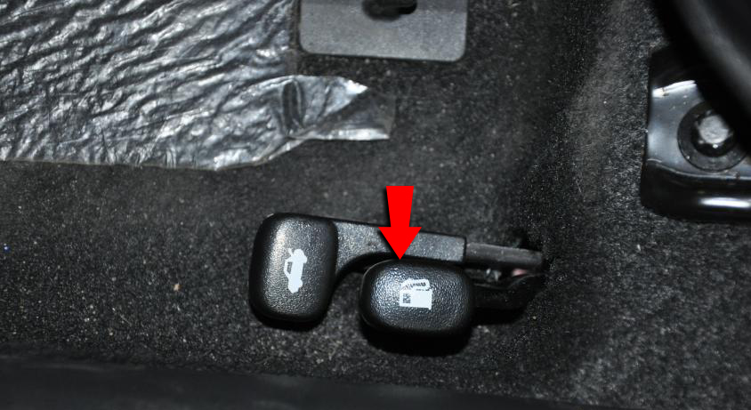 Кнопка открывания багажника на автомобиле Hyundai Solaris 2010-2016