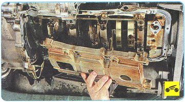 Снятие крепления успокоителя масла вместе с уплотнениями Mitsubishi Outlander XL II