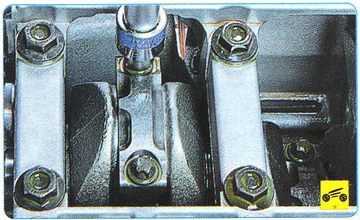Извлечение болтов крепления крышки шатуна цилиндра Mitsubishi Outlander XL II
