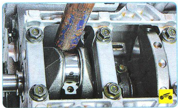 Проталкивание шатуна ручкой молотка внутрь цилиндра Mitsubishi Outlander XL II
