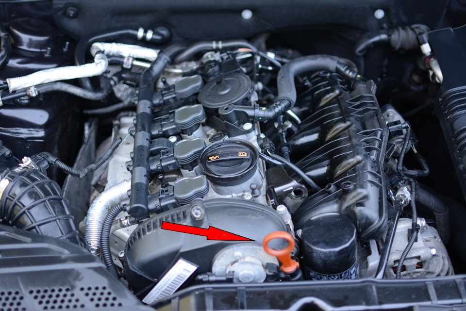 Расположение щупа для проверки уровня масла системы смазки двигателя Audi A4 2