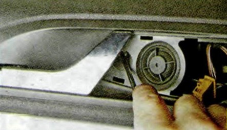 Выверните винт крепления обивки двери под решеткой высокочастотного динамика Skoda Octavia