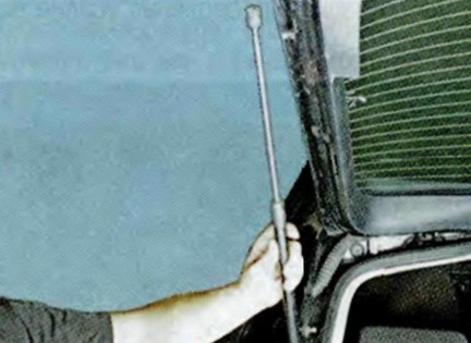 снять упор задней двери Шкода Октавия