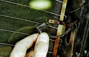 Отсоединить колодку жгута приводов от электрического контакта обогрева заднего стекла справа и слева Шкода Октавия