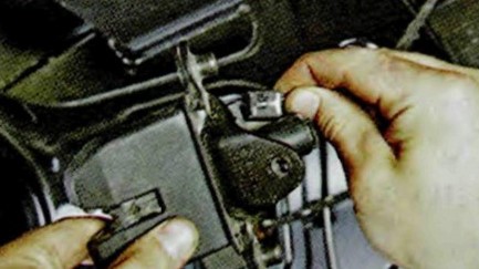 Отсоединить колодку жгута проводов от замка задней двери Шкода Октавия