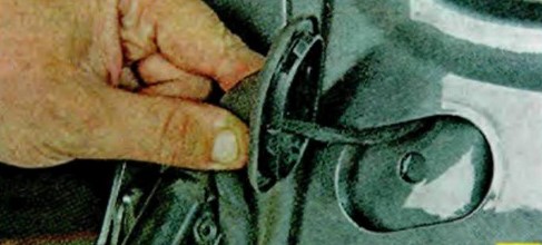 Извлечь жгут проводов из полости двери задка Шкода Октавия