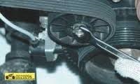 Ослабляем затяжку болта крепления ролика ГАЗ 31105 Волга