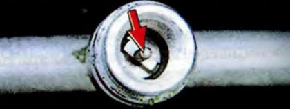 золотники сервисных клапанов в системе кондиционирования Шкода Октавия