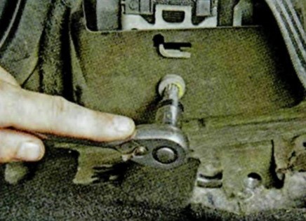 винт крепления инерционной катушки Шкода Октавия