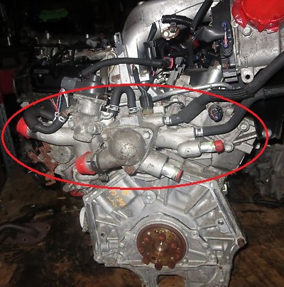 Размещение корпуса термостата двигателя 6B31 Mitsubishi Outlander XL