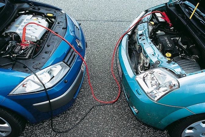Расположение автомобилей при пуске двигателя от внешнего источника Nissan Almera Classic