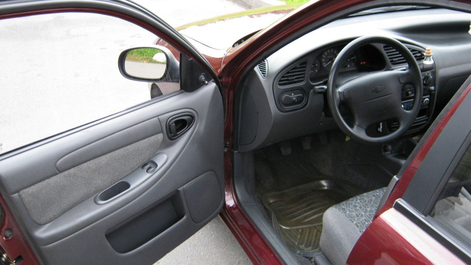 Открытая водительская дверь Chevrolet Lanos