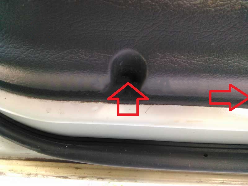 Два винта крепления обивки к нижней кромке двери Chevrolet Lanos