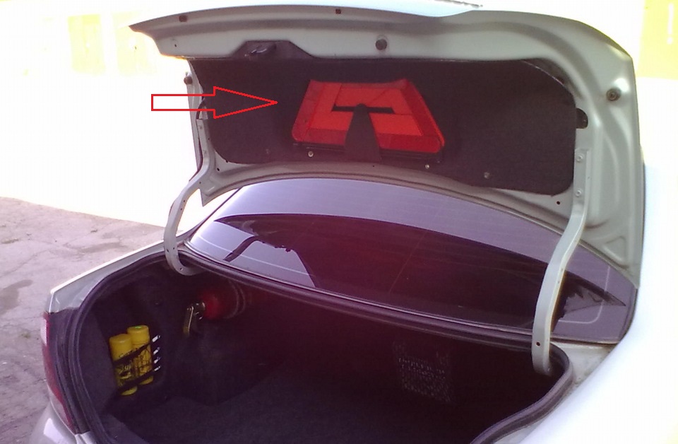 Знак аварийной остановки в багажнике Nissan Almera Classic