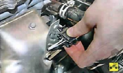 Извлечение колодки жгута проводов датчика кислорода Nissan Almera Classic