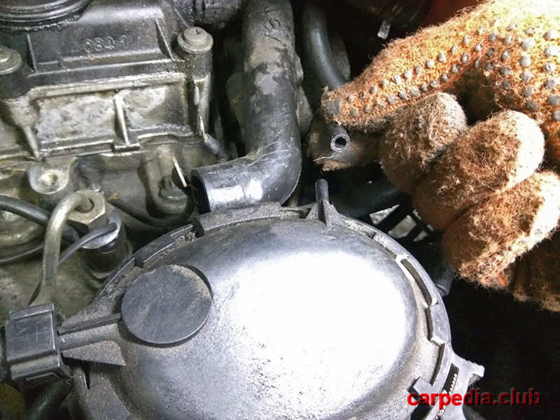Отсоединение тонкого топливного шанга от топливного фильтра Peugeot Expert I